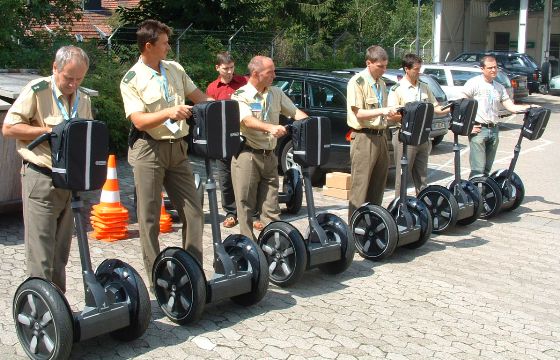 Polizisten bei der Segway-Schulung